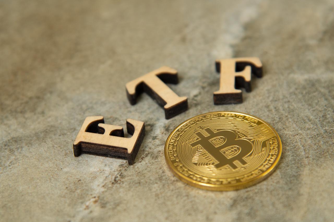 比特币回落至73975美元，币安官网注册用户激增，关注ETF与短期持币动向