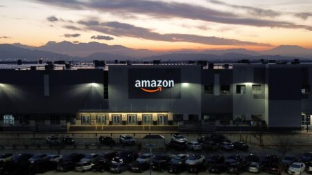 亚马逊(AMZN) vs Meta (META)：2025年科技巨头价值比拼
