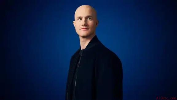 Coinbase CEO就AWS故障引发重大交易中断作出回应注：此翻译进行了润色处理，使用更符合中文新闻报道习惯的表述方式。将“responds”译为“就...作出回应”增强了正式性；“AWS fai