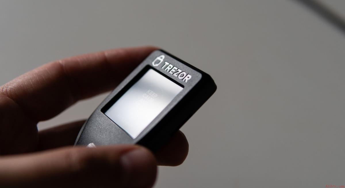 Trezor 将 USDC 与 USDT 收益功能集成至套装应用