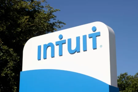 Intuit (INTU) 股价暴跌11%，2027财年预测令华尔街失望