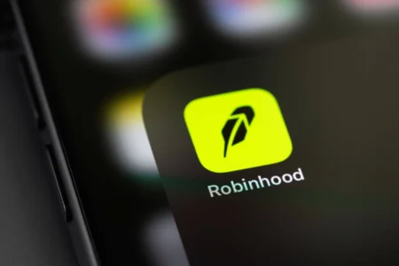 AMC首席执行官抨击Robinhood未经授权推出代币化股票