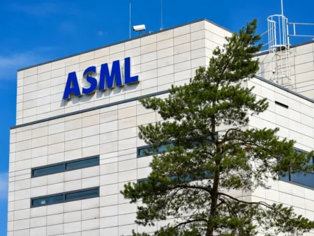 ASML股价逆势上涨3% 市场聚焦产能扩张与财报预期
